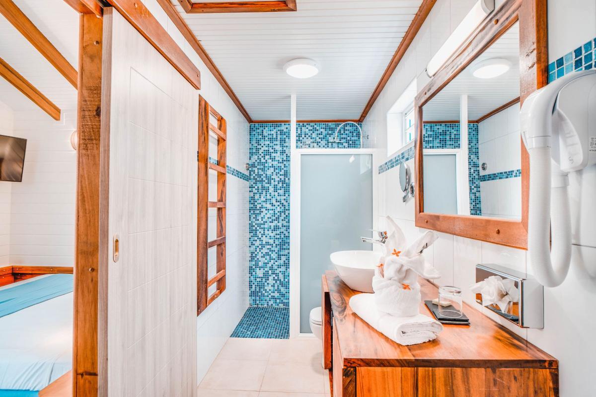 Hotel pied dans l'eau martinique BAMBOU  - salle de douche découverte